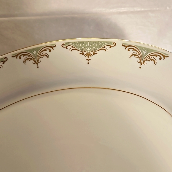 "Valhala" 14" Oval Serving Platter by Mikasa. - Picture 4 of 4